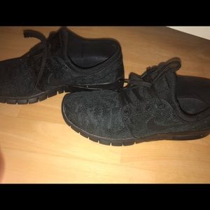 Men’s Nike shoes 9.5 or women’s size 11 black